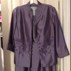 Beautiful lavender  2 piece dress & jacket. Perfect as a mother of the bride